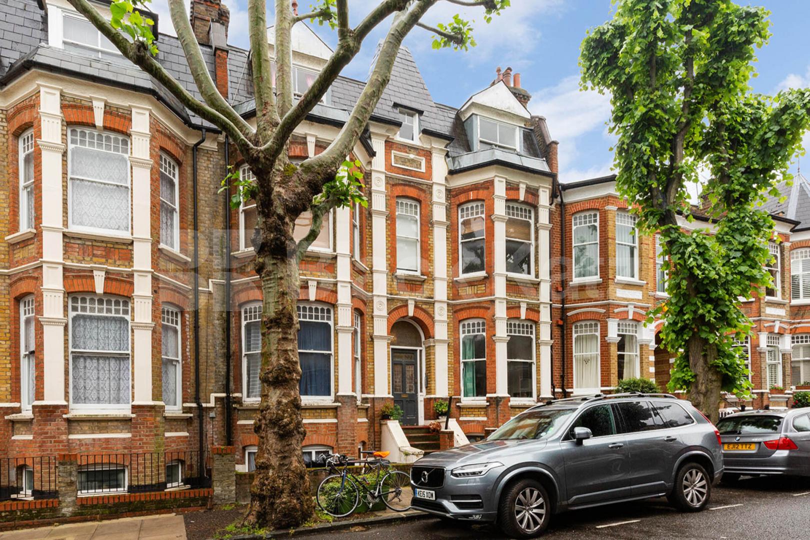 Split level 1 bedroom on a residential street in Highbury Northolme Road, Highbury